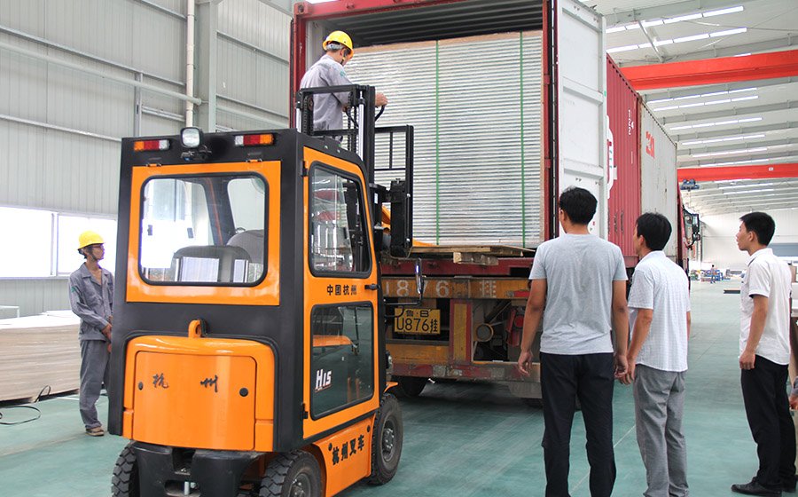 Sandwich panel container loading