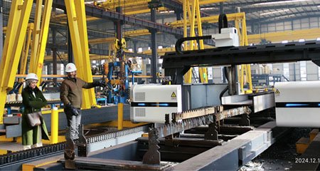 Today, our Kuwaiti clients visited and expressed high recognition for the quality of our steel structure processing